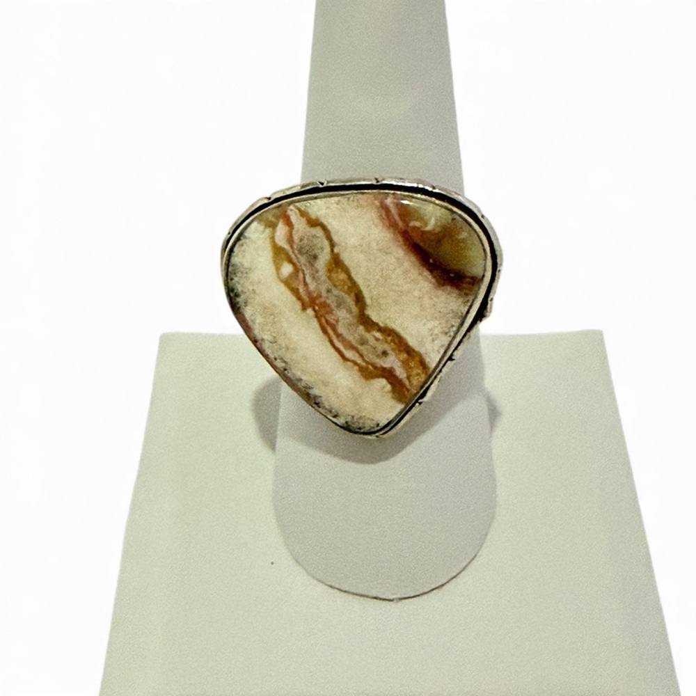 Is natural,‎ banded, agate, teardrop, pear silver overlay stamped 925 size 8